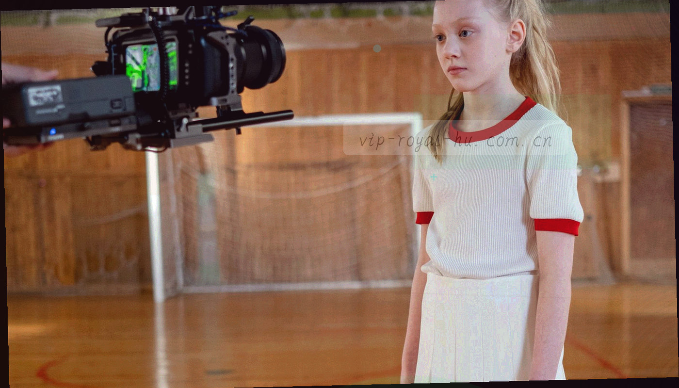 冷蓝色网格底上的几何徽章图形，中心为皇家建筑轮廓线稿